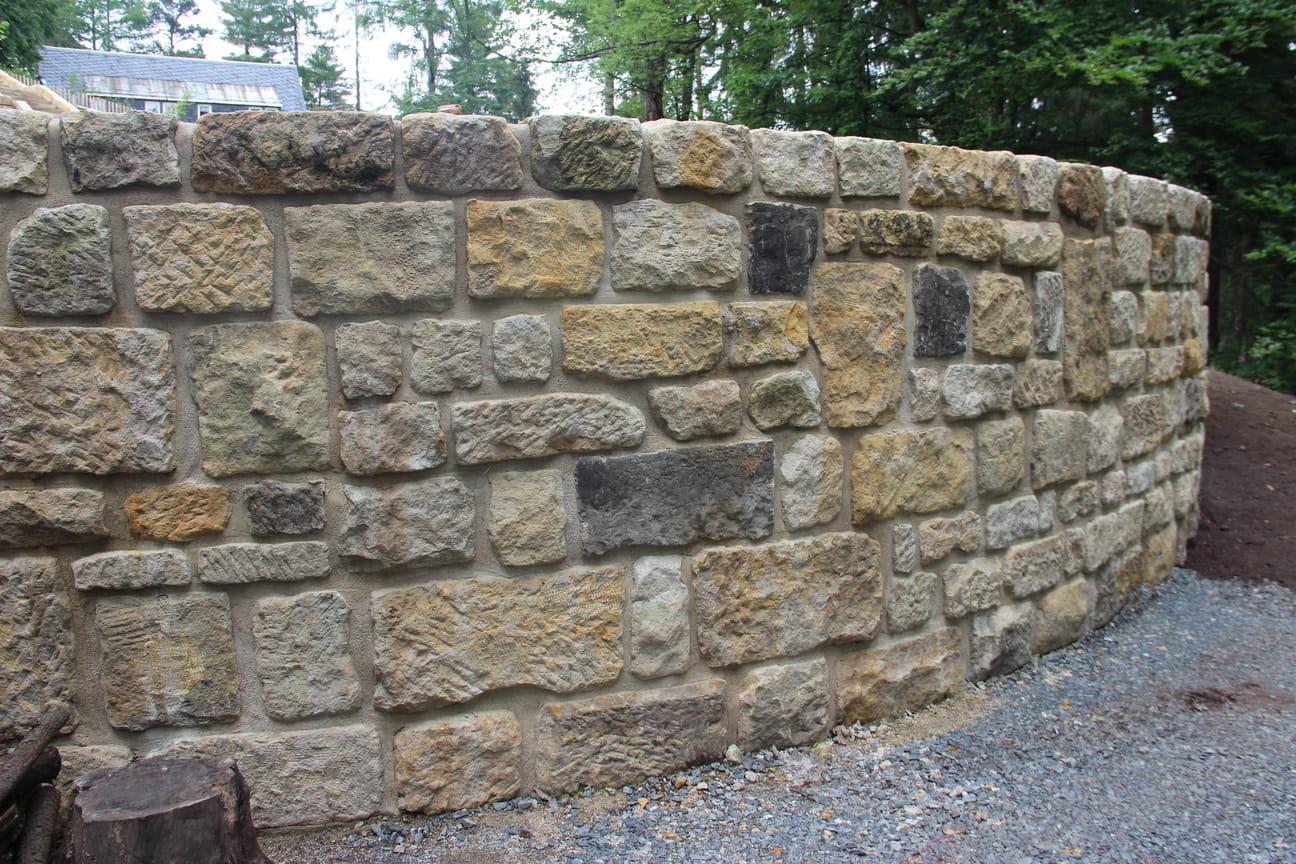 Sandsteinmauer gemörtelt